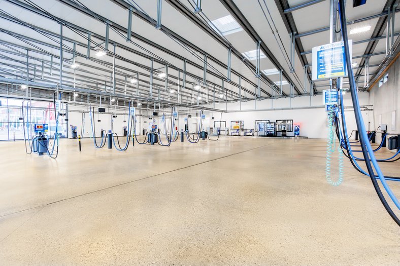 Washplex Linz Innenraum Staubsaugerplätze beheizte Halle