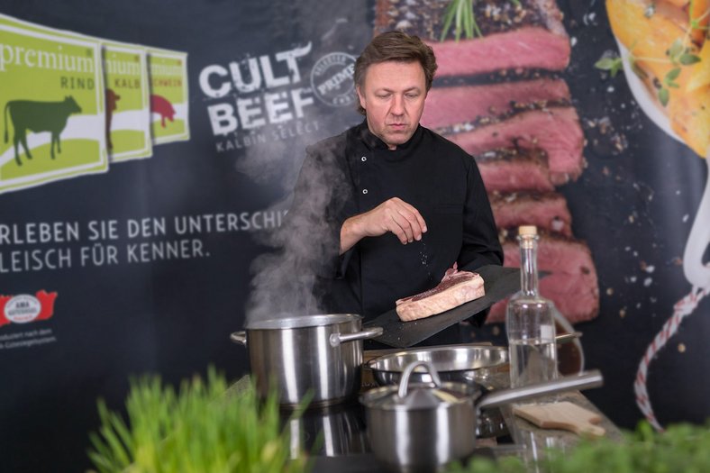 Businessporträt Koch Businessporträt eines Kochs bei der Arbeit – authentisches Porträt in der Gastronomie