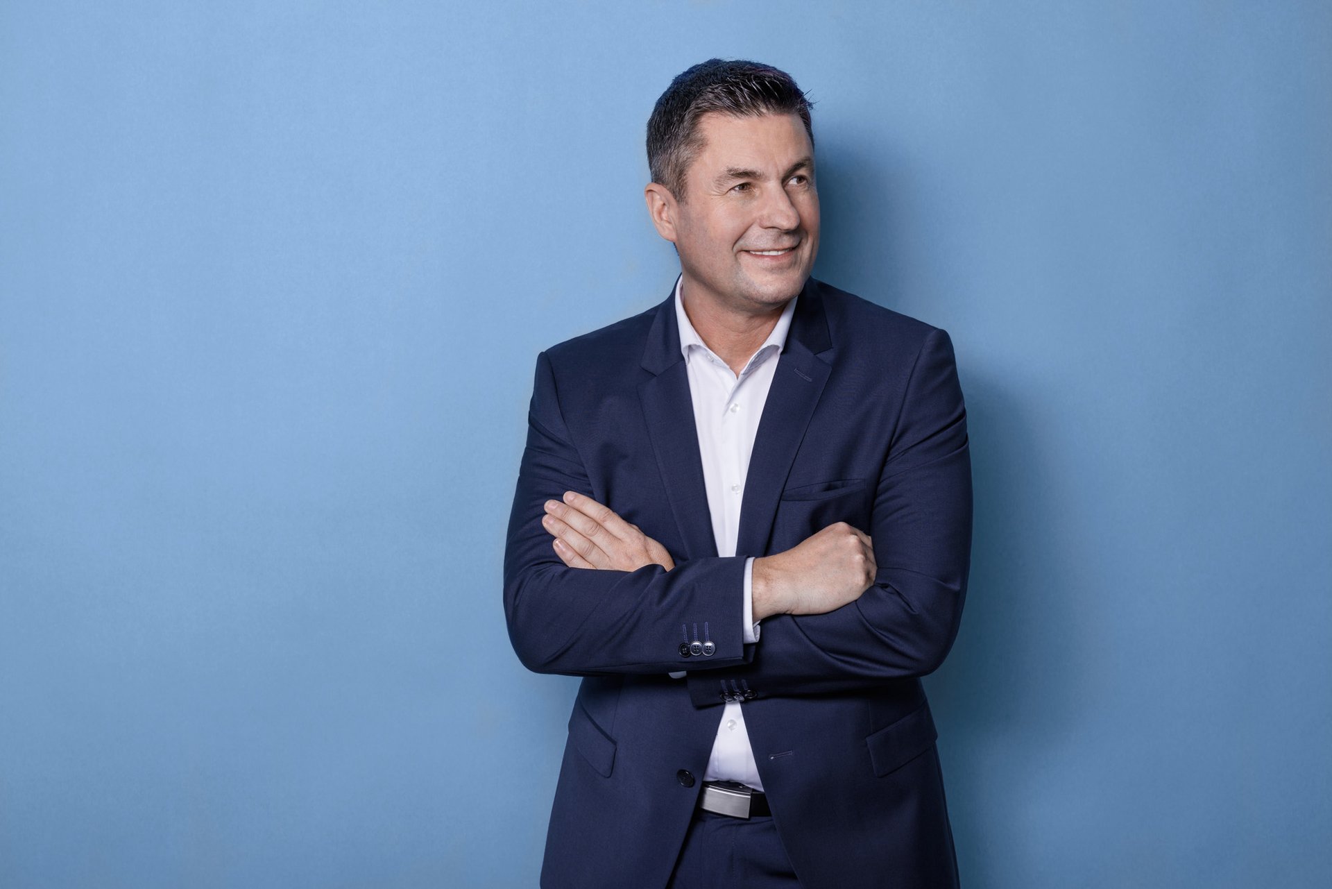 Businessporträt Geschäftsführer Studio Businessporträt eines Geschäftsführers vor blauem Hintergrund – professionelles Mitarbeiterfoto für Unternehmen