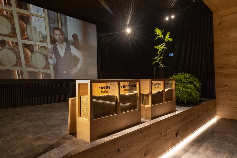 Rohstoffe Whiskyherstellung Affenzeller Ausstellung von Gerste, Gerstenmalz, Roggenmalz und Rauchmalz im Whisky-Kino
