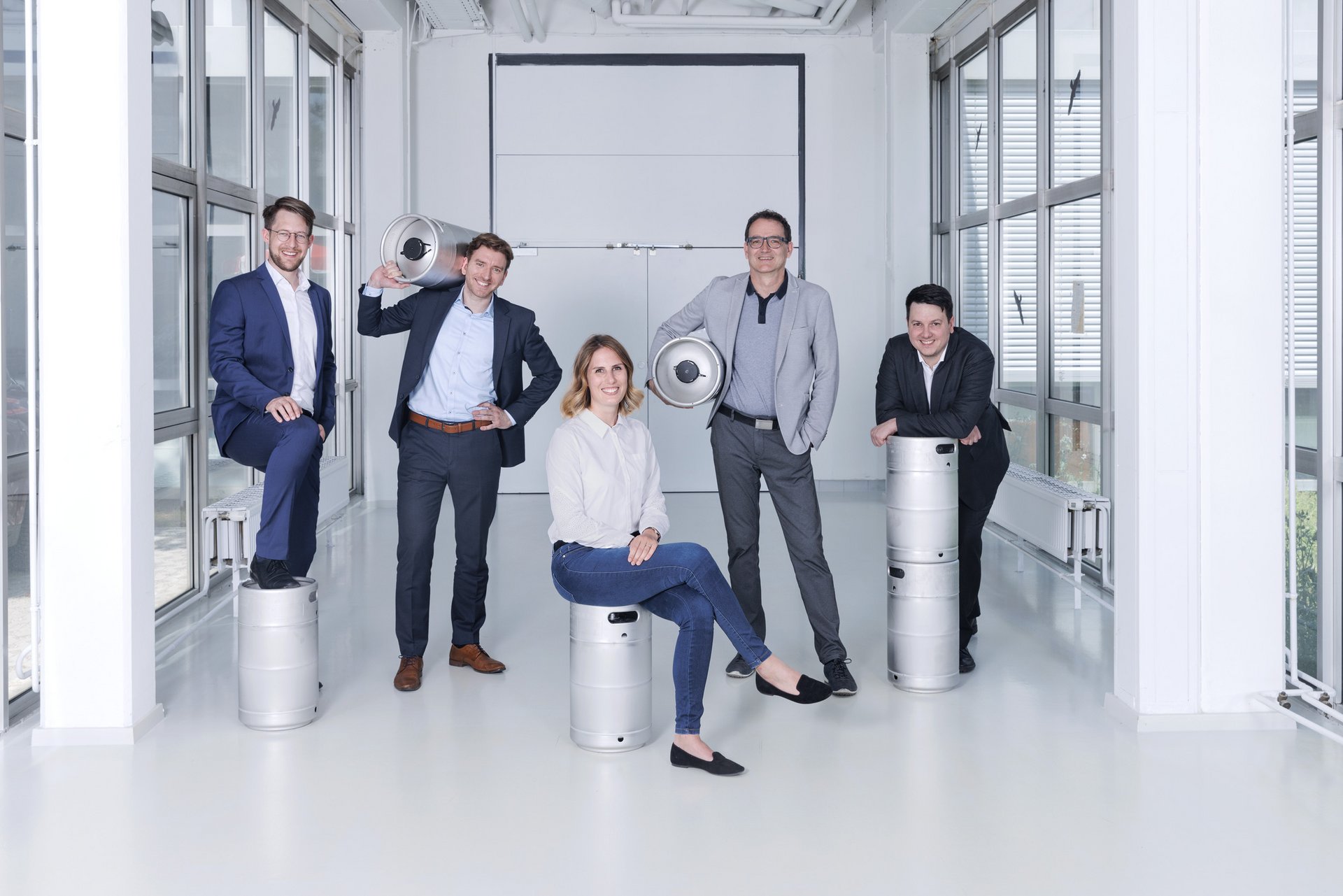 Teamfoto eines Unternehmens – Mitarbeiter und Geschäftsführung professionell fotografiert Teamfoto eines Unternehmens – Mitarbeiter und Geschäftsführung professionell fotografiert