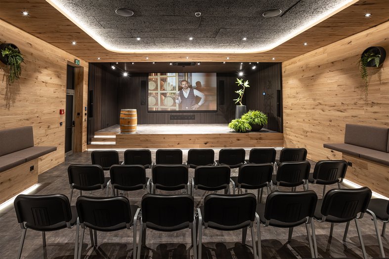 Kinosaal Whisky-Kino Affenzeller Reihenbestuhlung mit Blick auf die Leinwand im Whisky-Kino der Erlebnisdestillerie Affenzeller
