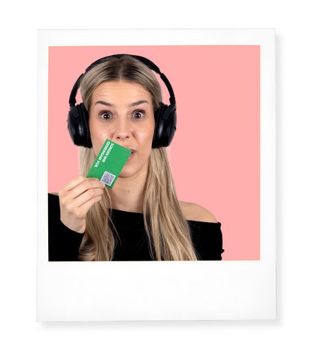 Brandingporträt Social Media Porträt einer Frau mit Karte und Kopfhörern – modernes Brandingfoto für Social Media