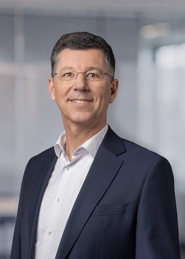 Businessporträt Manager Businessporträt eines Managers im Anzug – professionelles Porträt für Unternehmenskommunikation