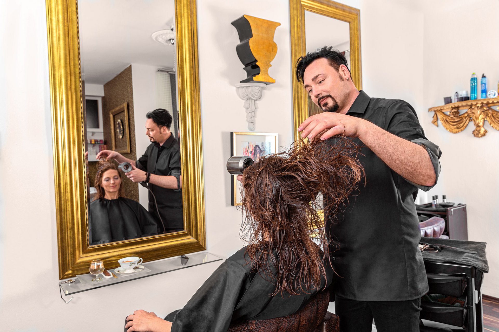 Unternehmensfotografie - Friseur beim Haare fönen