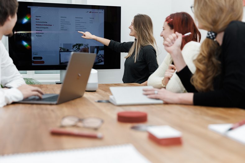 Besprechung Meeting Präsentation Büro Unternehmen