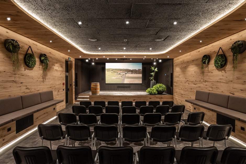 Whisky-Kino Publikumsperspektive Blick über die Sitzreihen auf die beleuchtete Leinwand im Whisky-Kino Affenzeller