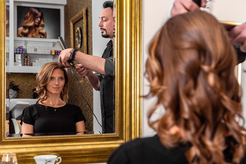Handwerk und Dienstleistung – authentische Einblicke in den Arbeitsalltag Friseur Arbeit Dienstleistung Unternehmensfotografie