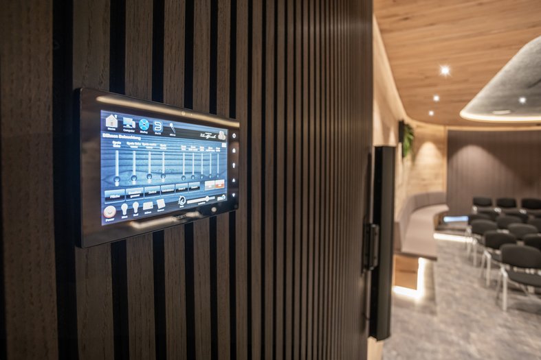 Steuerungstechnik Whisky-Kino Affenzeller Touchscreen-Steuerung für Licht und Medientechnik im Whisky-Kino