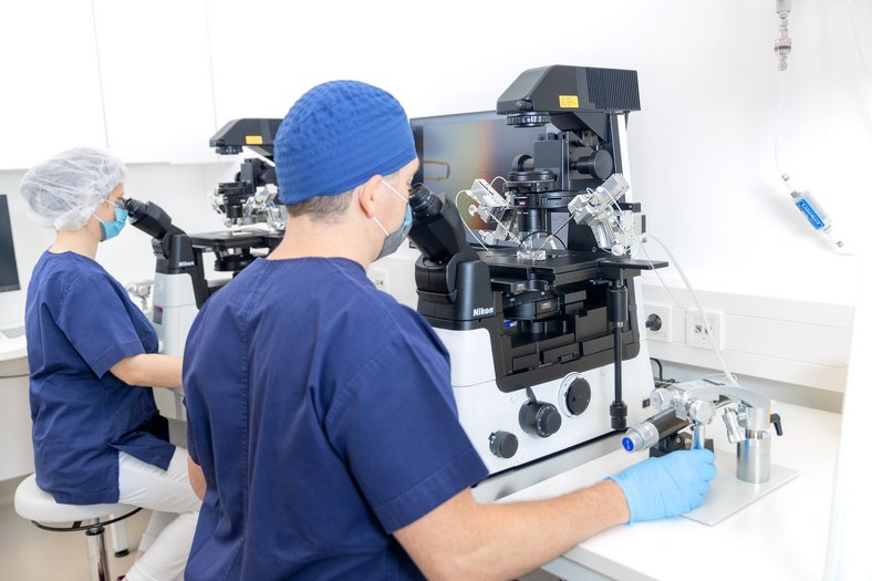 Laborarbeit Mikroskop Unternehmensfotografie Medizin Linz