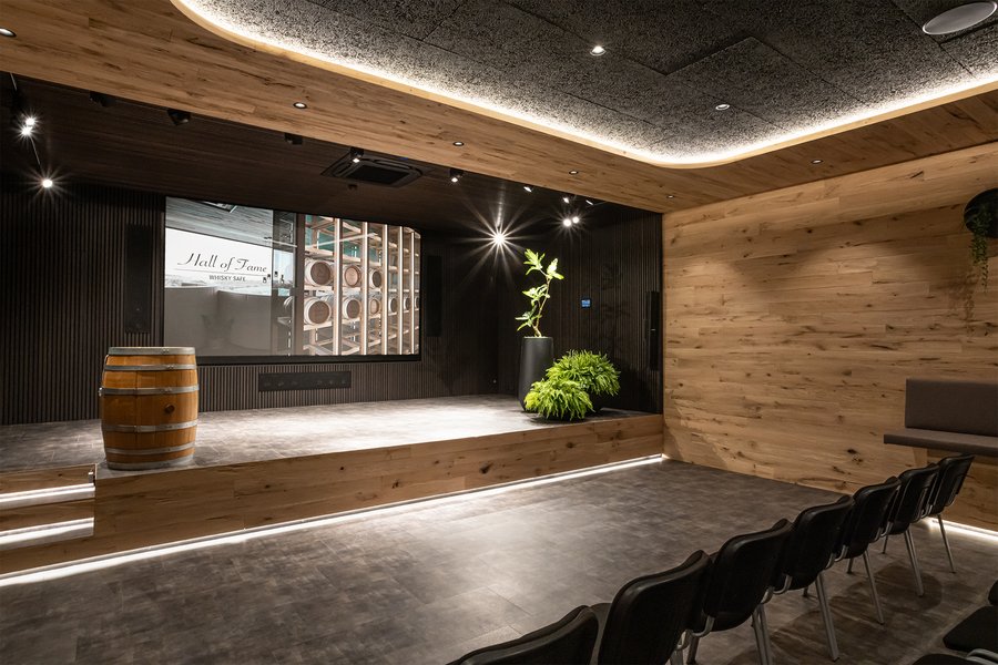 Whisky-Kino Bühne Erlebnisdestillerie Bühne mit Leinwand und Whiskyfass im Whisky-Kino der Erlebnisdestillerie Affenzeller