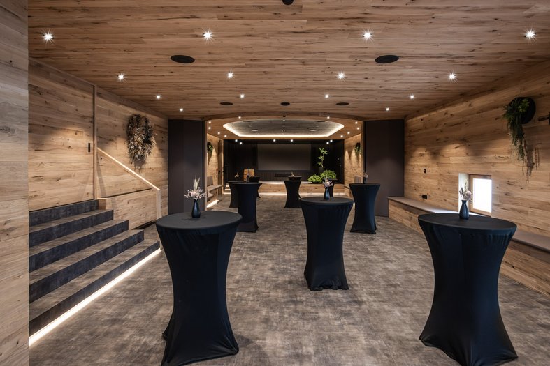 Whisky-Kino Eventausstattung Detail Stehtische mit Dekoration im Whisky-Kino der Erlebnisdestillerie Affenzeller