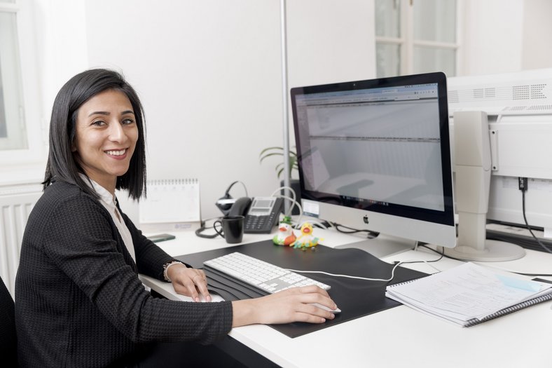 Büroarbeitsplatz Mitarbeiterin Computer Unternehmensfotografie