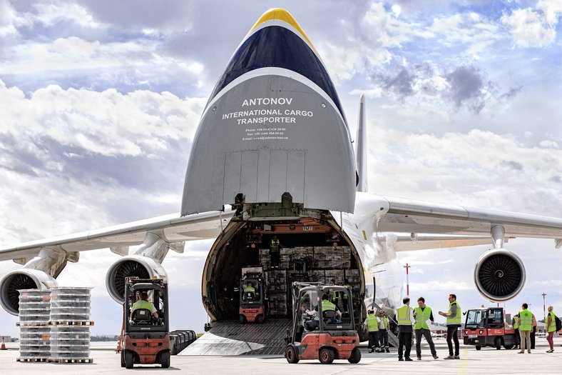Logistikprozesse und Schwertransport – Unternehmensfotografie im industriellen Umfeld Unternehmensfotografie Antonov Flugzeug Beladung Logistik Linz