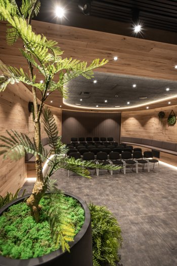 Interior Whisky-Kino mit Bepflanzung Bestuhlung und Pflanzendekoration im Whisky-Kino der Erlebnisdestillerie Affenzeller