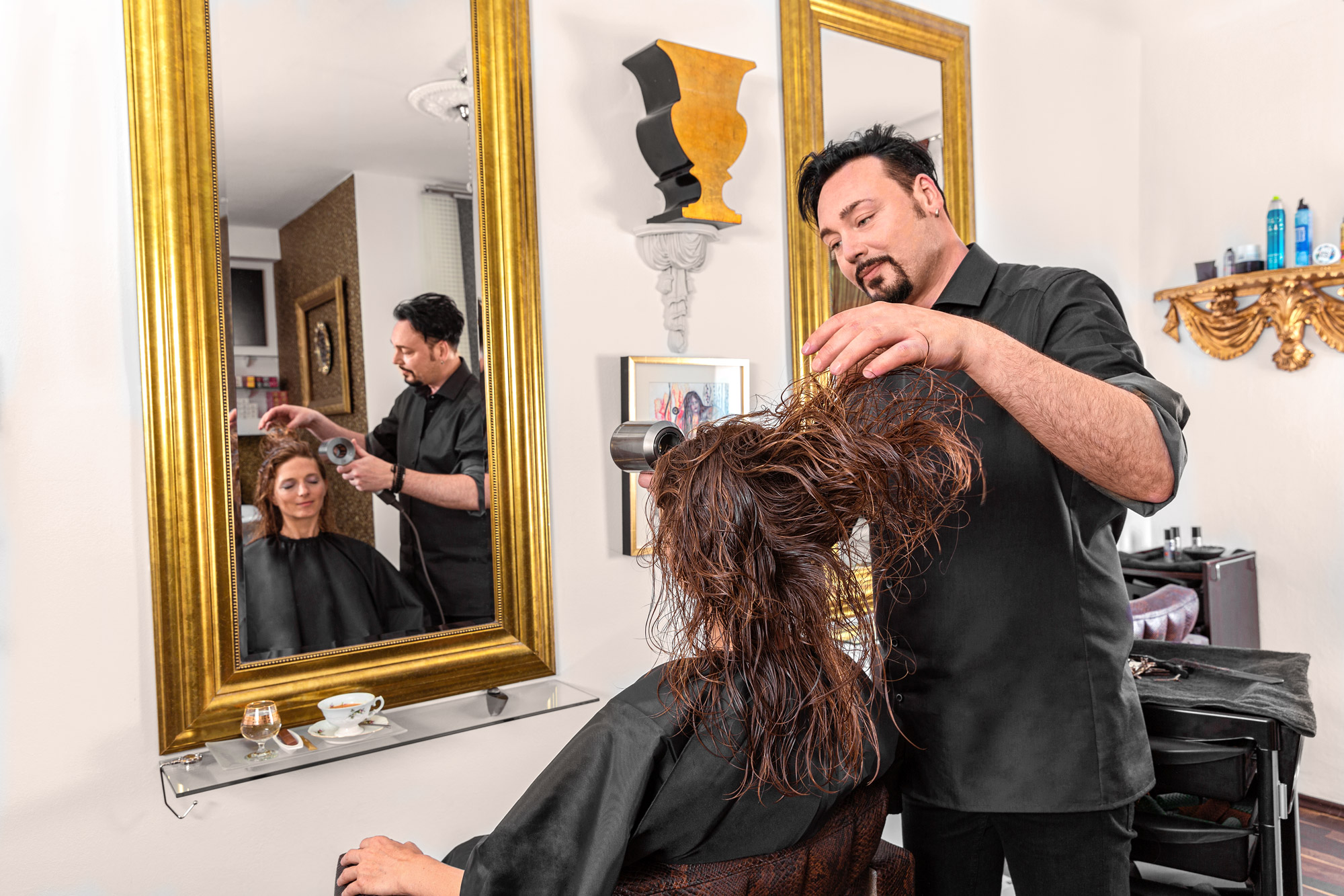 Unternehmensfotografie - Friseur beim Haare fönen Unternehmensfotografie - Friseur beim Haare fönen