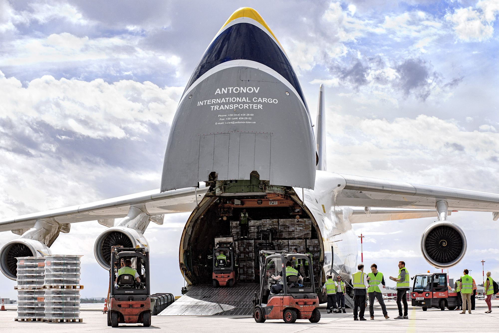 Die Antonov beim Entladen am Flughafen Hörsching Die Antonov beim Entladen am Flughafen Hörsching